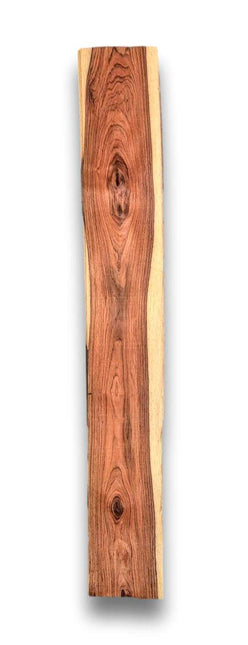 Langwerpig vel naturel Palissander fineer zonder backing, geschikt voor marqueterie, renovatie en creatieve houtbewerking.
