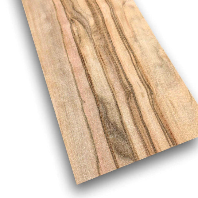 Red gum (satijnnoten) houtfineer 140 x 15 cm met natuurlijke tekening en warme tinten, ideaal voor meubelbekleding of restauratieprojecten.