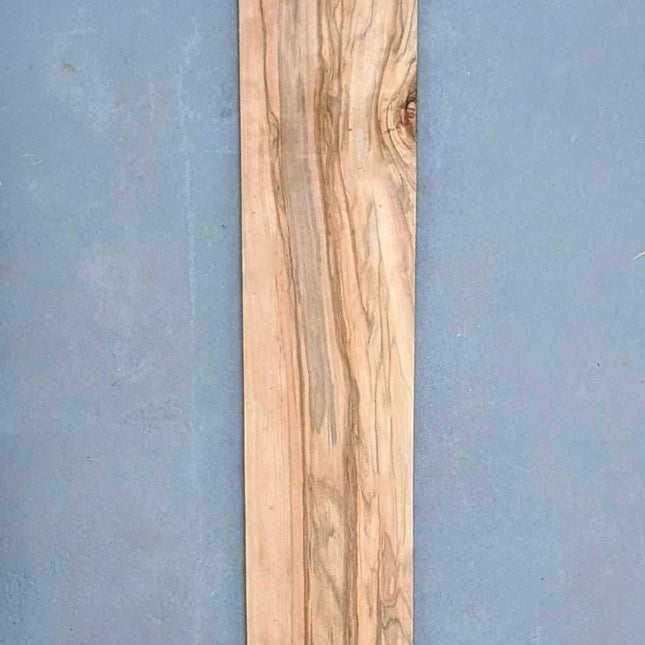 Langwerpig vel naturel Red gum (satijnnoten) fineer 140 x 15 cm, onbehandeld en zonder backing, geschikt voor marqueterie of renovatie.