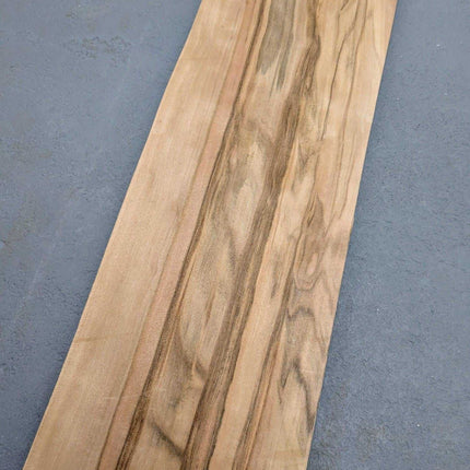 Detail van los vel Red gum (satijnnoten) houtfineer 140 x 15 cm met karakteristieke nerfstructuur, perfect voor creatieve houttoepassingen.
