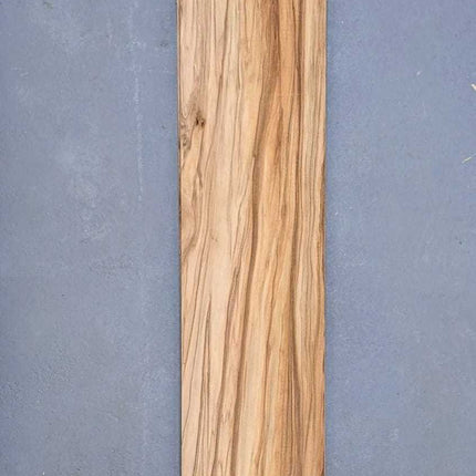 Langwerpig vel Red gum (satijnnoten) fineer 140 x 18 cm, naturel en onbehandeld, geschikt voor marqueterie of fineerwerk op panelen.