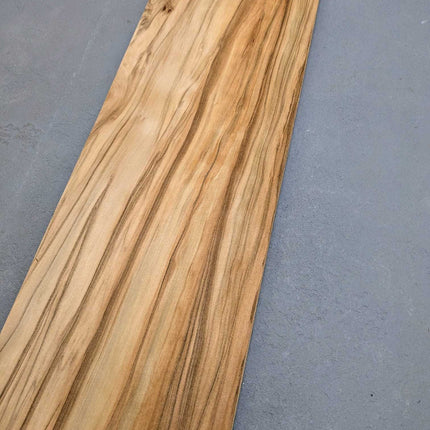 Detail van Red gum (satijnnoten) houtfineer 140x18 cm met levendige nerfstructuur, perfect voor creatieve houtbewerking en renovatie.