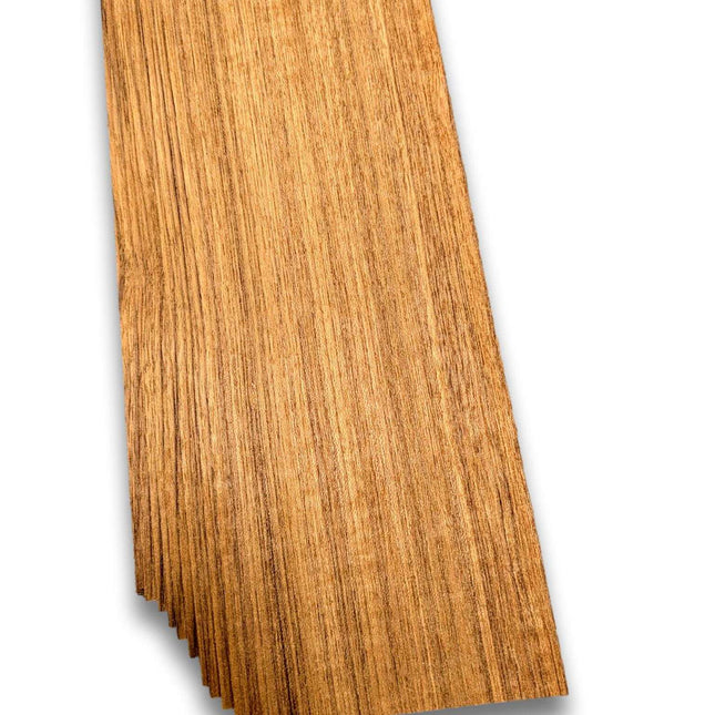 Bundel van 23 vellen naturel teak houtfineer van 180 x 11 cm, geschikt voor meubelbekleding en restauratieprojecten.