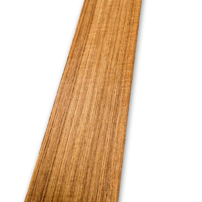 Langwerpig vel teak houtfineer van 180 x 11 cm, onbehandeld en zonder backing, ideaal voor marqueterie en renovatie.