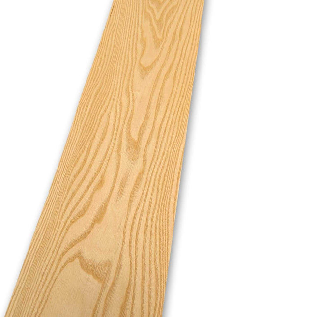 Langwerpig vel naturel essen fineer zonder backing, geschikt voor marqueterie en creatieve houtbewerking.