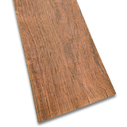 Palissander houtfineer 205 x 14 cm in naturel, onbehandelde staat met fijne houtnerfstructuur. Ideaal voor meubelbekleding of restauratie.