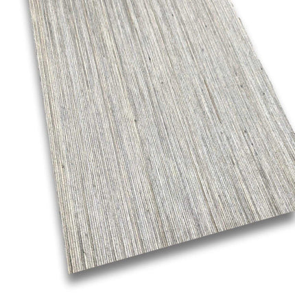 Grijs designfineer vel 205 x 17 cm met verticale houtnerfstructuur, geverfd en onbehandeld voor meubelbekleding of restauratieprojecten.