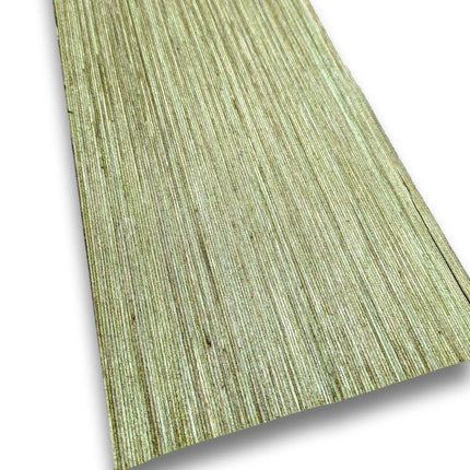 Groen designfineer vel 210 x 18 cm met verticale nerfstructuur, geverfd en onbehandeld berkenhout voor meubelbekleding of restauratie.