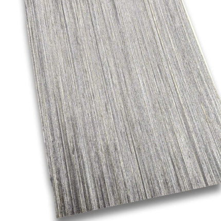 Antraciet designfineer vel van 210x20 cm met verticale houtnerfstructuur, geverfd en onbehandeld voor meubelbekleding of restauratie.