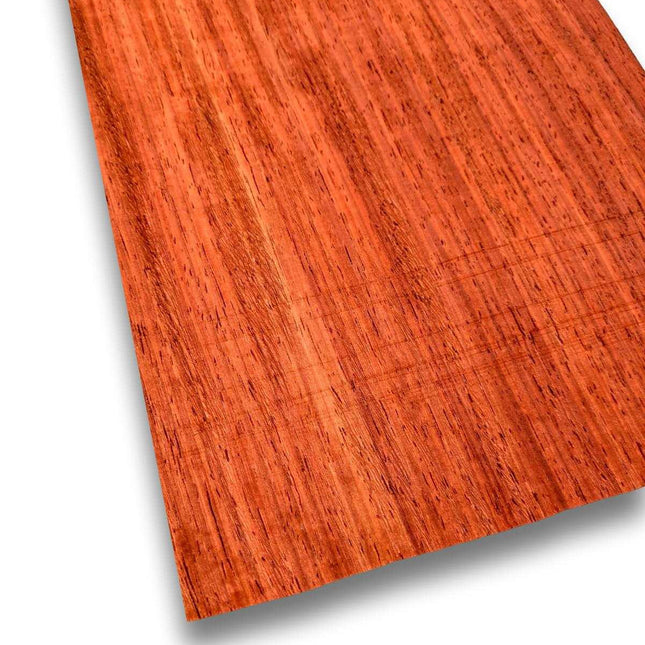 Padoek houtfineer 214 x 24 cm in naturel, onbehandelde afwerking met fijne nerfstructuur. Ideaal voor meubelbekleding of restauratieprojecten.