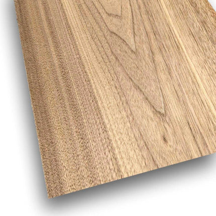 Walnoot sperfineer 2,4 mm dikte in formaat 28 x 20 cm, naturel en onbehandeld. Ideaal voor meubelbekleding of restauratieprojecten.