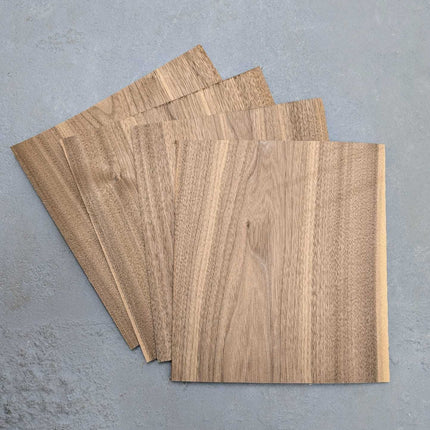 Set van losse vellen walnoot sperfineer 2,4 mm, 28 x 20 cm, natuurlijk en zonder backing. Geschikt voor marqueterie en houtbewerking.
