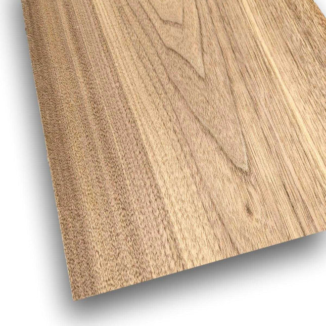 Walnoot sperfineer 2,4 mm dikte in formaat 28 x 24 cm, naturel en onbehandeld, ideaal voor meubelbekleding of restauratieprojecten.
