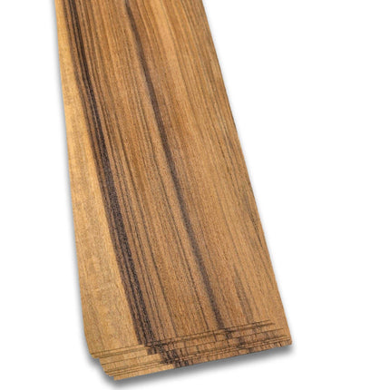 Bundel van 11 vellen Santos Palissander houtfineer van 28x9 cm, naturel en onbehandeld, ideaal voor meubelbekleding of restauratie.