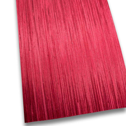 Rood designfineer vel 41 x 24 cm met verticale houtnerf, geverfd en onbehandeld berkenfineer voor meubelbekleding en restauratie.