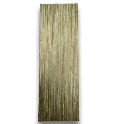 Rechthoekig groen designfineer vel 42 x 14 cm met fijne houtnerf, ideaal voor renovatie, kunstprojecten of panelenbekleding.