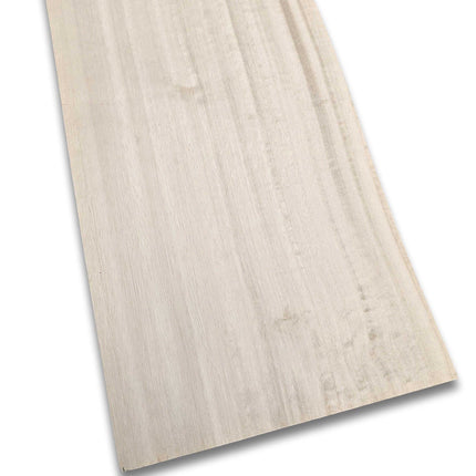 Zilverwit houtfineer vel van 43 x 18 cm met natuurlijke nerfstructuur, geverfd en onbehandeld voor meubelbekleding of restauratie.