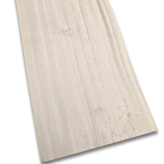 Zilverwit houtfineer vel van 43 x 18 cm met natuurlijke nerfstructuur, geverfd en onbehandeld voor meubelbekleding of restauratie.