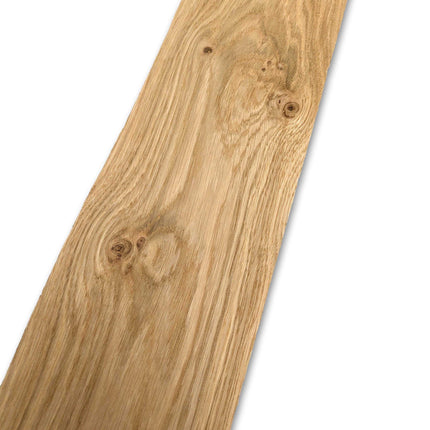 Detail van eiken rustiek houtfineer 59 x 14 cm met zichtbare houtnerf en noesten. Perfect voor decoratieve toepassingen en panelen.