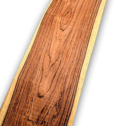 Natuurlijk Palissander fineervel met levendige houtnerf, formaat 90 x 15 cm, perfect voor renovatie of kunstzinnige houtbewerking.